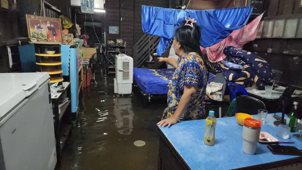 วิกฤตหนัก บุรีรัมย์ ฝนตกไม่ถึงชั่วโมง ทะลักท่วมบ้าน-รถดับจมน้ำ!