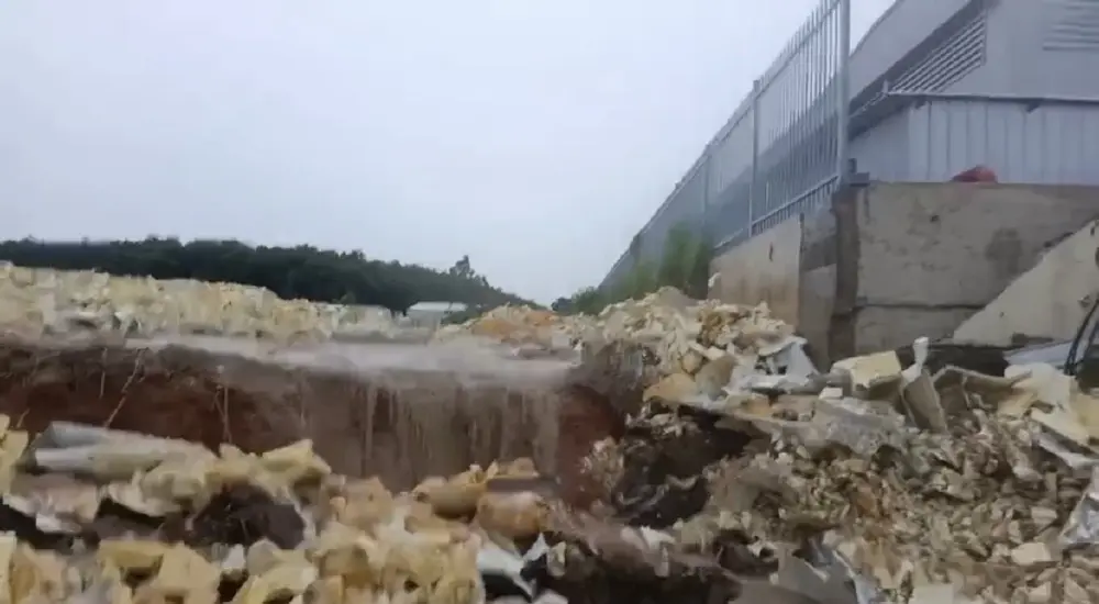 ฝนถล่มบ่อวินซัดกำแพงโรงงานพัง ขยะโฟมทะลักเกลื่อนหมู่บ้าน