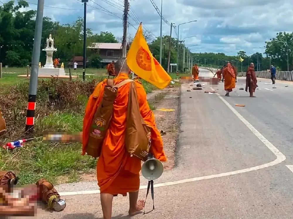 เปิดอีกมุม นาทีสลดพระเดินธุดงค์ ก่อนกระบะพุ่งชน มรณภาพแล้ว 9 รูป