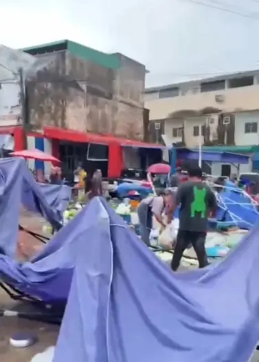 วินาทีระทึก! พายุหมุนพัดถล่มตลาดกระบี่ แผงแม่ค้าปลิวว่อนพังราบ