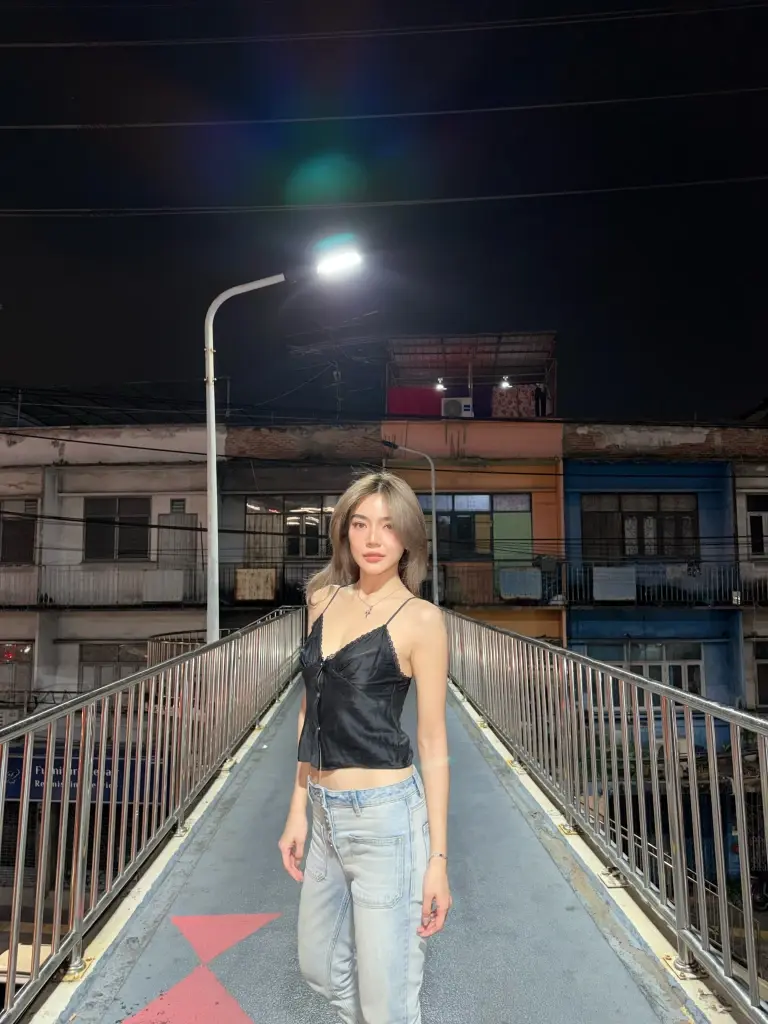  "เลดี้ปราง" เปิดโหมดแซ่บ ถ่ายแฟลชกลางสะพานลอย ลุคนี้สวยแพงมาก