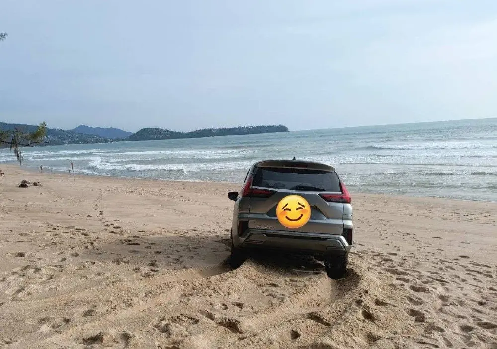 ทำเพื่ออะไร! ภูเก็ตไวรัล 2 วันติด ต่างชาติขับรถลงหาดคันแรกโดนปรับคันสองติดหล่ม