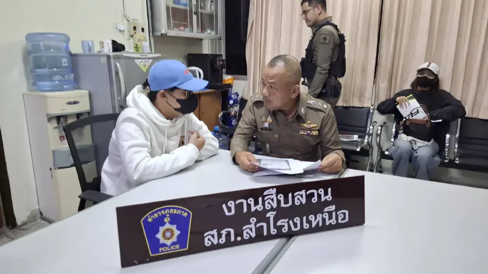 โผล่แล้ว ไรเดอร์ผู้ส่งพัสดุให้แอร์สาวไทย เปิดชื่อผู้รับบนกล่อง