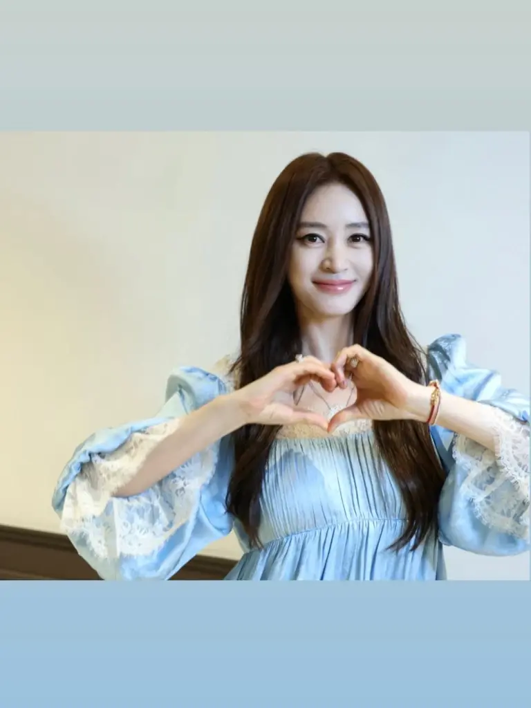 ลุคนี้สวยลืมอายุ  "คิมฮเยซู"   ภาพล่าสุด วัย 56 ปี แทบไม่เชื่อสายตา