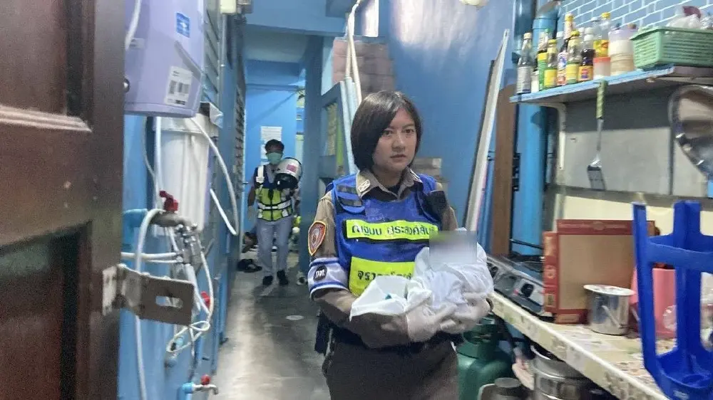 ส่องเลขบ้าน สาวคลอดลูกแฝดในห้องน้ำ ตำรวจเร่งช่วยทันเวลา