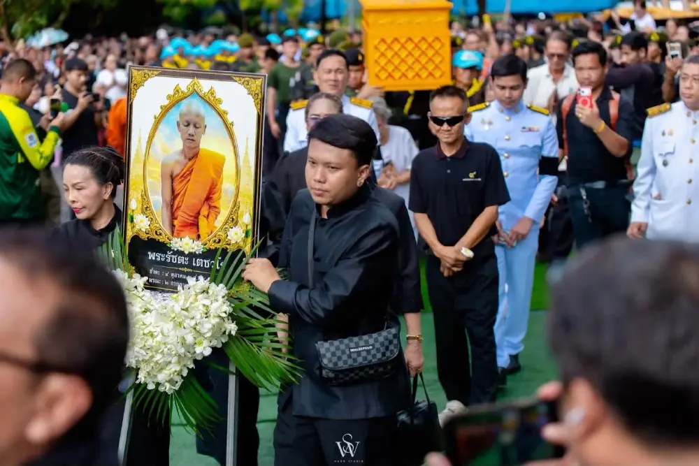 "ออย แสงศิลป์" เก็บอัฐิฟันพระพ่อ ก่อนสะดุดตา หลังนับได้เลขมงคล
