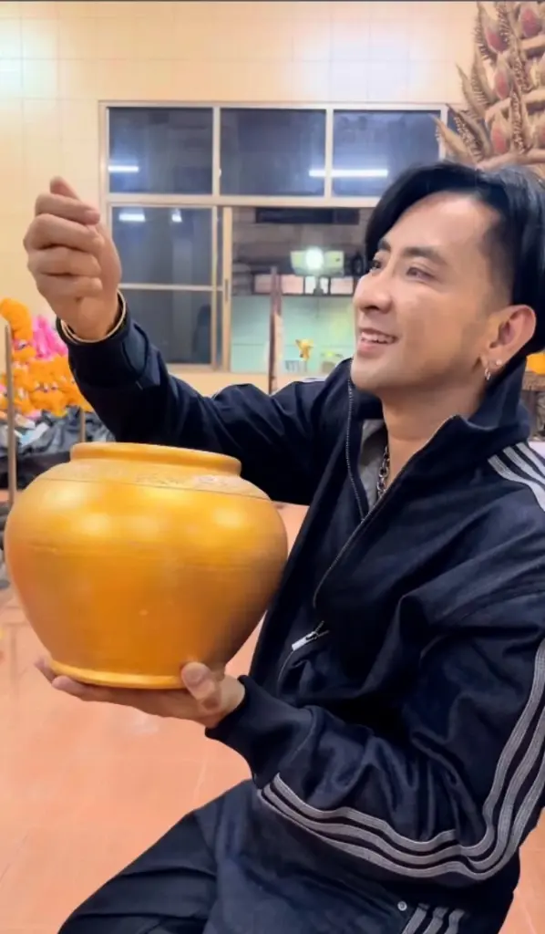 บอล เชิญยิ้ม ไหว้ขอพรศาลเจ้าแม่งูจงอาง ล้วงไหจับได้เลขสวย