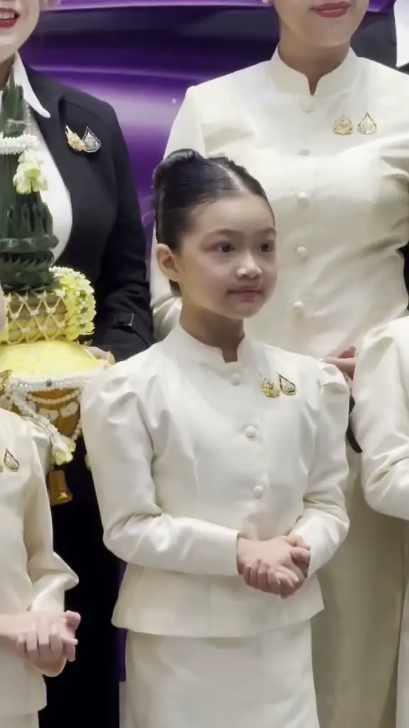 "น้องวีจิ" ในวัย 7 ขวบ ร่วมถวายพระพร มารยาทงามสมเป็นลูกพ่อหนุ่ม 