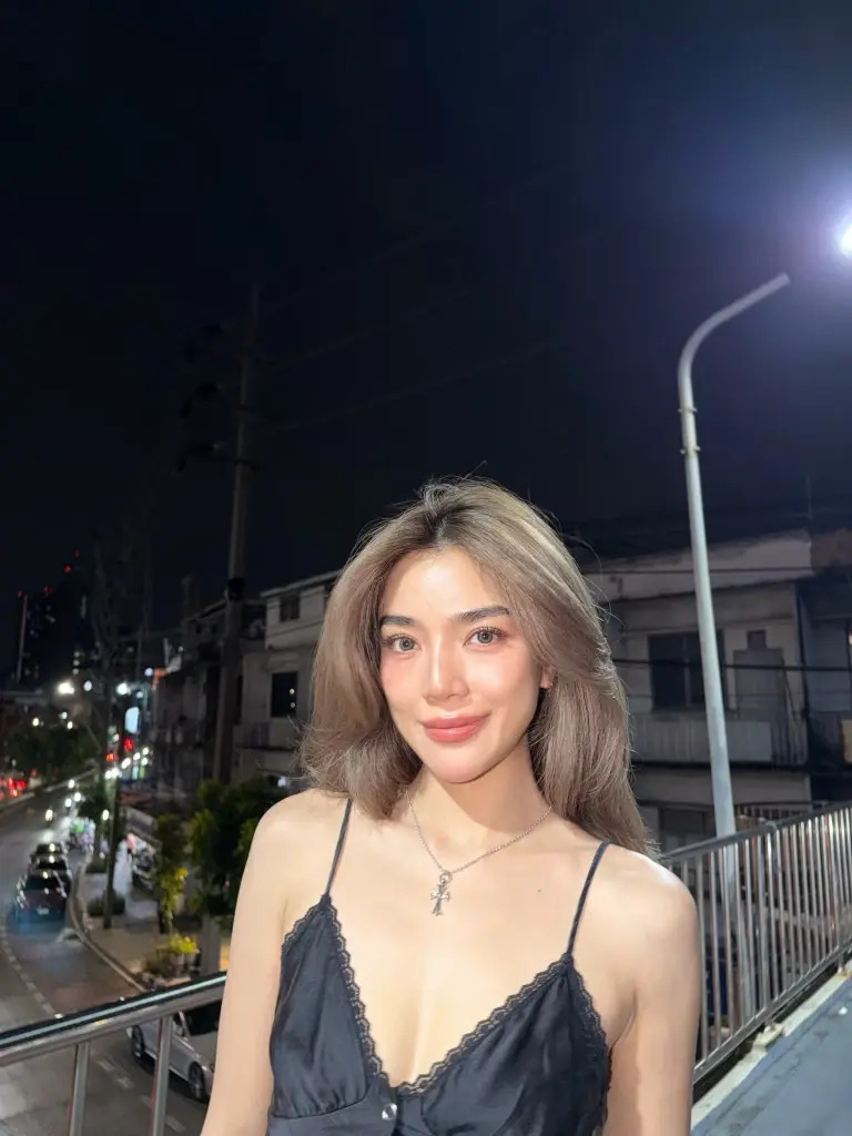  "เลดี้ปราง" เปิดโหมดแซ่บ ถ่ายแฟลชกลางสะพานลอย ลุคนี้สวยแพงมาก