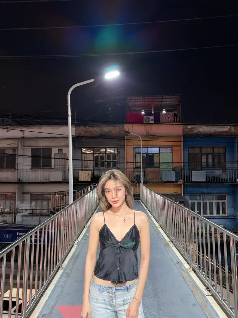  "เลดี้ปราง" เปิดโหมดแซ่บ ถ่ายแฟลชกลางสะพานลอย ลุคนี้สวยแพงมาก