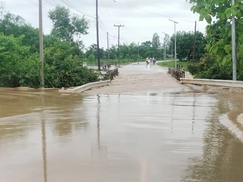 ฝนกระหน่ำอำเภอท่าอุเทน ดันน้ำลำห้วยเอ่อล้นท่วมบ้านเรือน