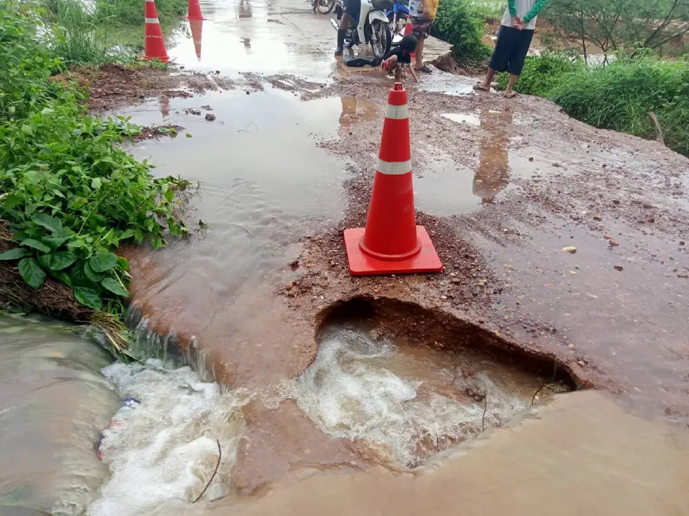 ฝนกระหน่ำอำเภอท่าอุเทน ดันน้ำลำห้วยเอ่อล้นท่วมบ้านเรือน