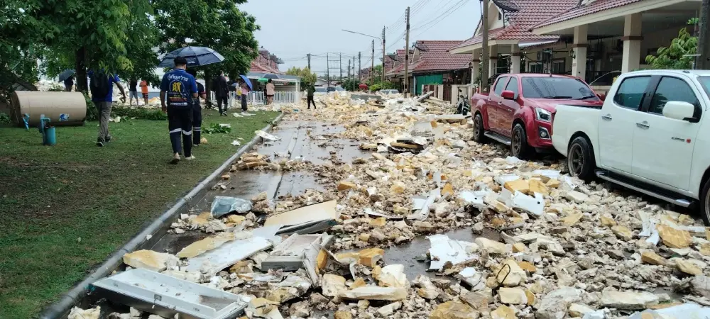 ฝนถล่มบ่อวินซัดกำแพงโรงงานพัง ขยะโฟมทะลักเกลื่อนหมู่บ้าน