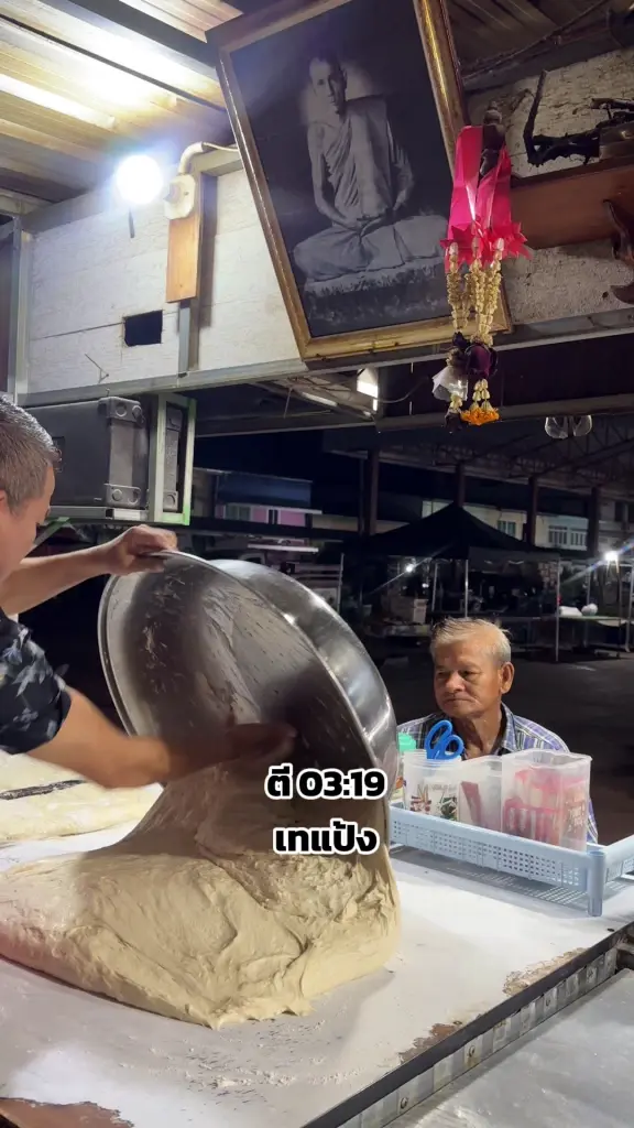 เจ้าของร้านปาท่องโก๋เผยคลิปลุงยืนรอตั้งแต่ร้านยังไม่เปิดไฟ