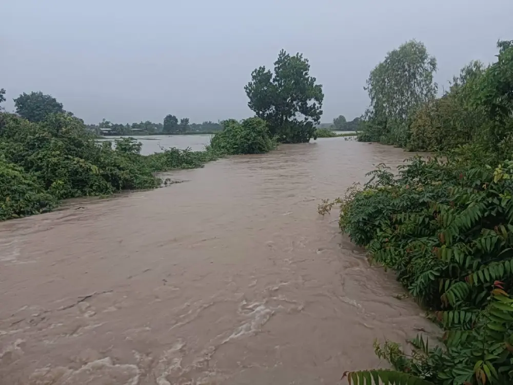 ฝนกระหน่ำอำเภอท่าอุเทน ดันน้ำลำห้วยเอ่อล้นท่วมบ้านเรือน