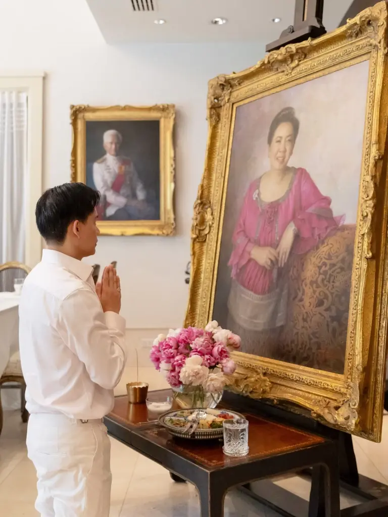 โมเมนต์ทัชใจ! "กรณ์-ศรีริต้า" ทำบุญระลึกถึงคุณหญิงพรทิพย์ 