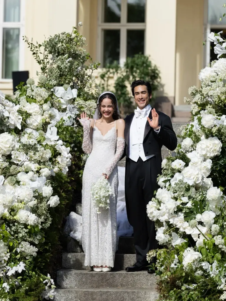 น่ารักไม่ไหว! "ณเดชน์-ญาญ่า" เปิดการ์ดฉลองมงคลสมรสกรุงเทพฯ  