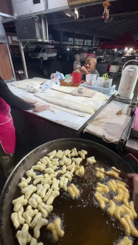 เจ้าของร้านปาท่องโก๋เผยคลิปลุงยืนรอตั้งแต่ร้านยังไม่เปิดไฟ