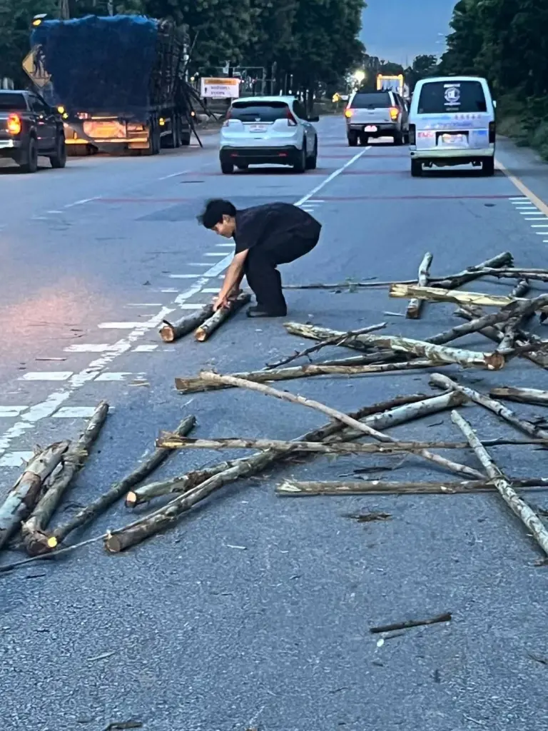 นาทีระทึก! ไม้ยูคาพ่วงหลุดร่วงตัดหน้า ซัดเก๋งตกร่องถนนเจ็บ