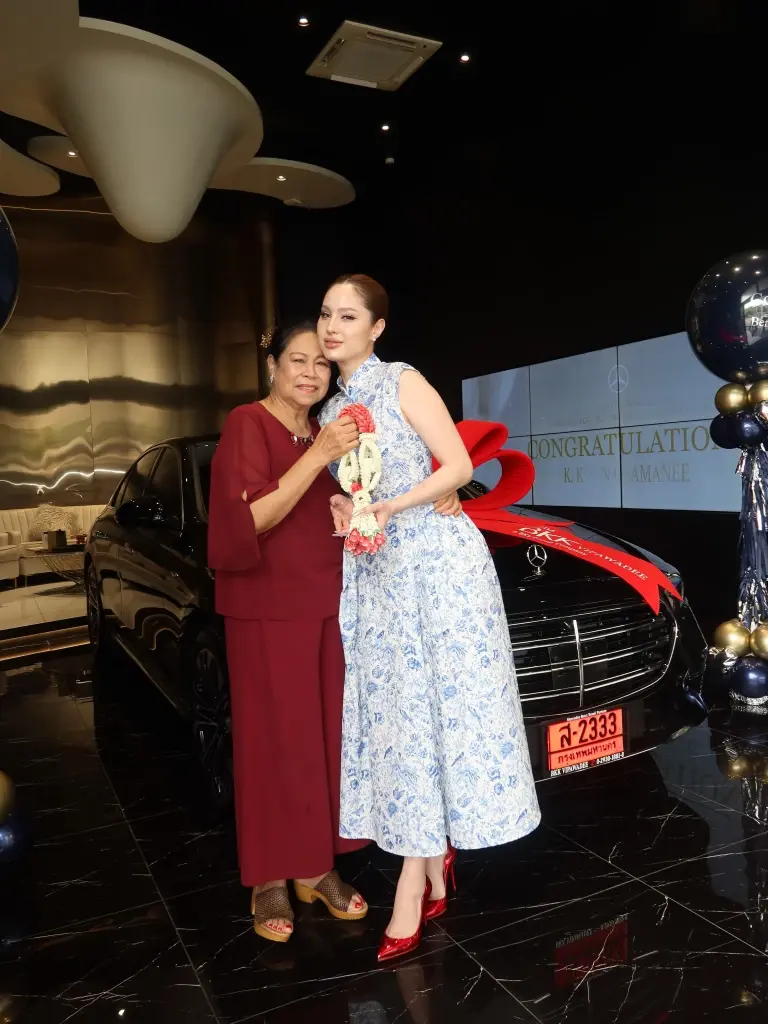 ยินดี ขวัญ อุษามณี ถอยรถหรูป้ายแดง แฟนๆ แห่ชมเลขทะเบียนสวย