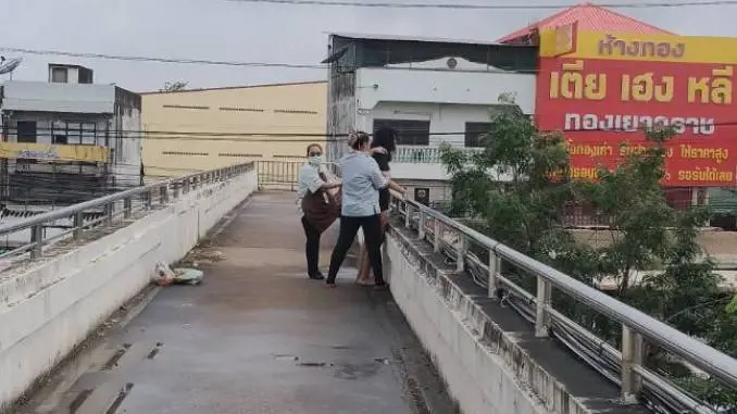 ชื่นชมพนักงานเซเว่นฯ! สติไวพุ่งคว้าตัวยื้อชีวิตสาวคิดสั้น