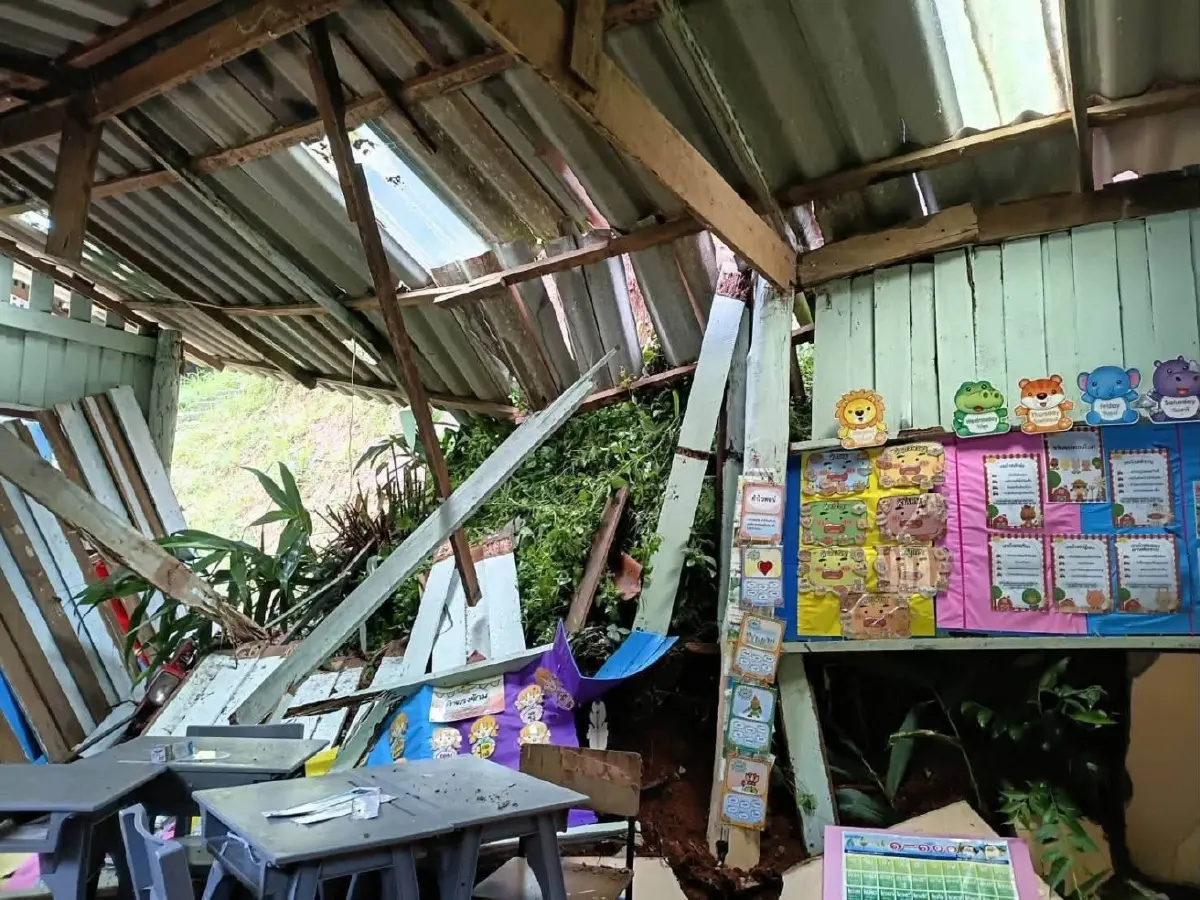ฝนถล่มแม่สะเรียง ดินสไลด์ทับโรงเรียน-ถนน ป่าแป๋เร่งเปิดทาง 