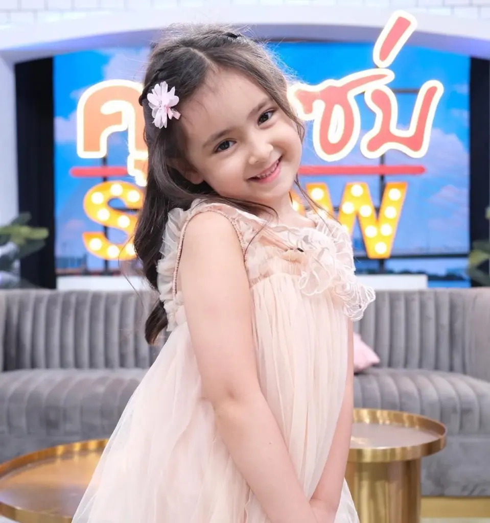 ลูกสาวสวยฉายออร่าได้แม่ ถอดแบบความแซ่บ นักร้องสายแดนซ์ยุค 90