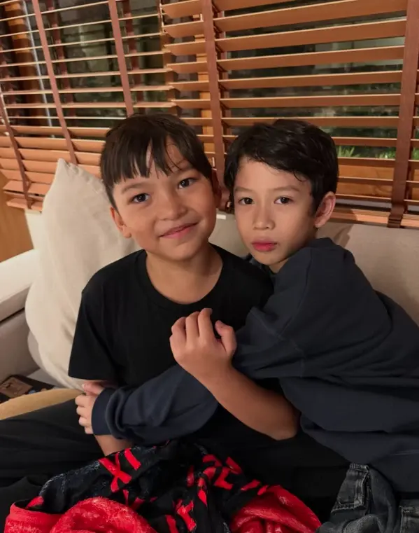 ภาพบีบหัวใจ "น้องโพธิ์" กอด "น้องมิก้า" ในวันที่สูญเสียครั้งใหญ่