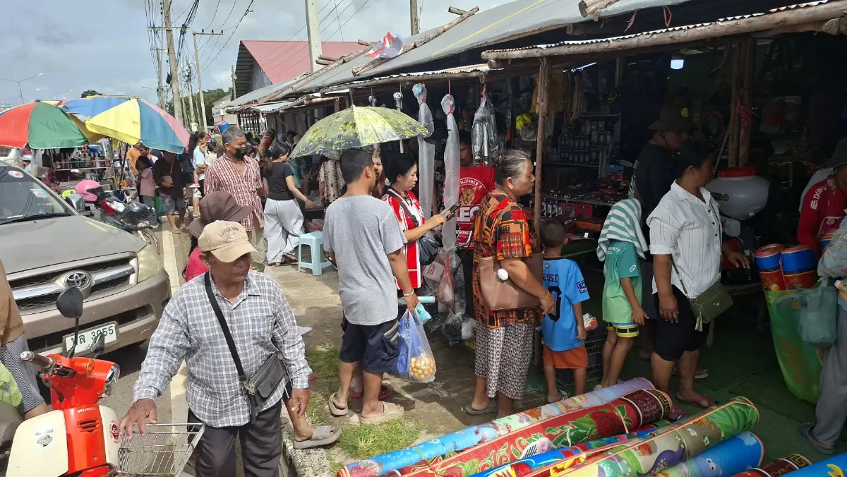 คึกคักในรอบปี! คนไทยแน่นตลาดช่องจอม กระตุ้นเศรษฐกิจชายแดน