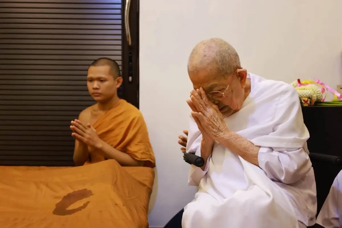 เผยภาพ “แม่ชีบัวตูม” พี่สาวแท้ๆ “หลวงปู่จื่อ” เฝ้าดูแลสังขารพระน้องชาย