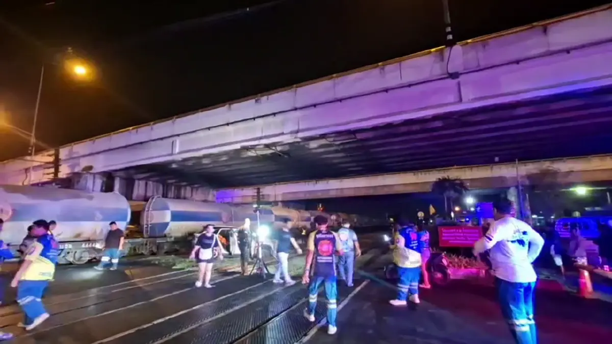 GPS พาย้อนศร! เก๋งโดนรถไฟเฉี่ยวคร่อมราง รอดตายหวุดหวิด