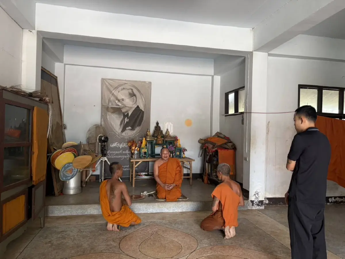 ผ้าเหลืองบังหน้า บุกรวบพระฉี่ม่วง ยึดยาบ้าคากุฏิ