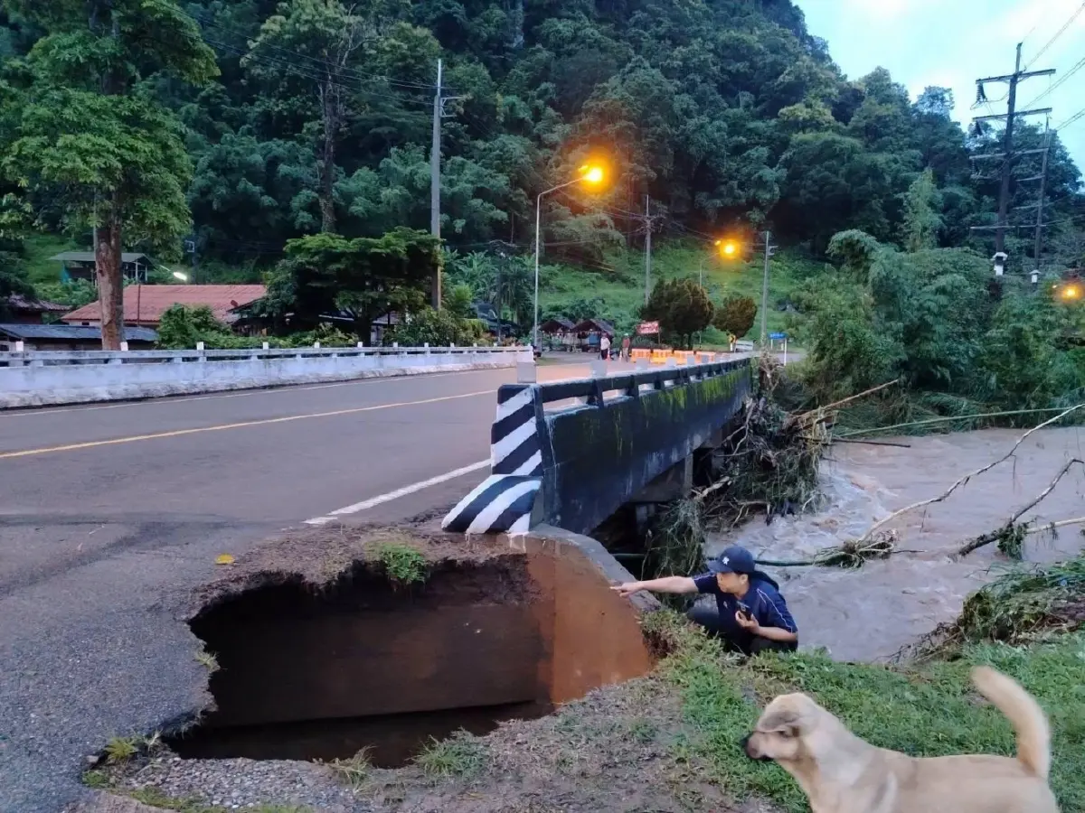 ด่วน! แม่ฮ่องสอนตัดขาด น้ำป่าท่วมคอสะพานทรุดพังยับ