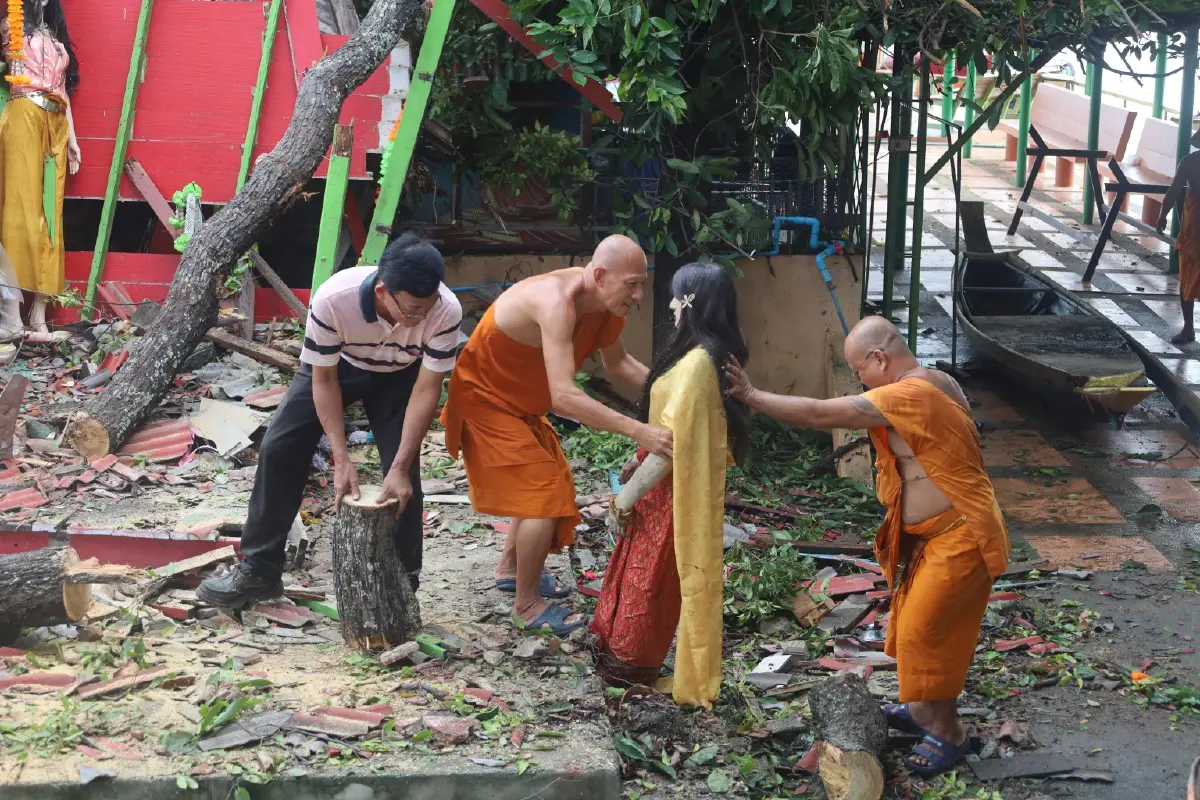 พายุถล่มอยุธยา! กิ่งตะเคียนทับศาลพัง เจ้าอาวาสเย็บ 7 เข็ม