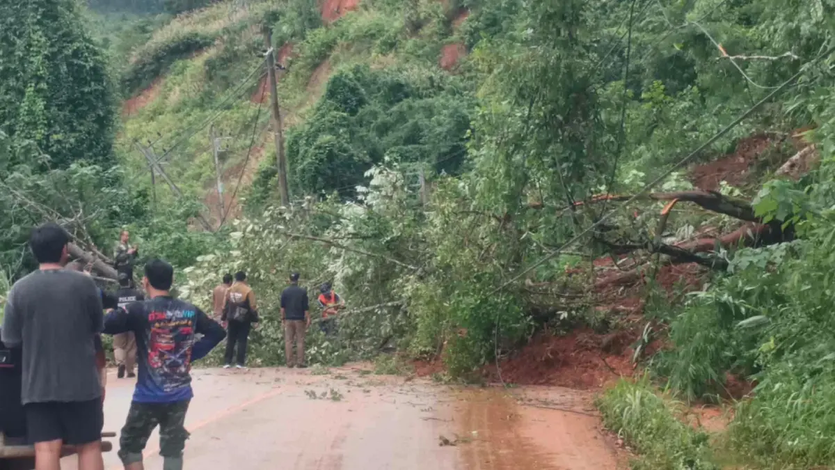 น้ำท่วมวิกฤต ดินสไลด์ปิดทางหลวง 108 สบเมย รถติดนับร้อย