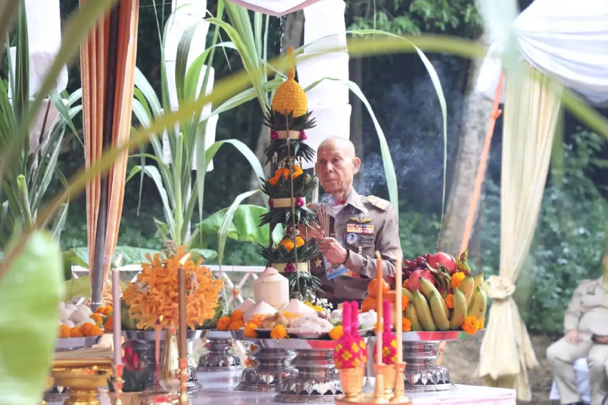 บวงสรวงตัดไม้จันทน์หอม 20 ต้นกุยบุรี ใช้ในงานพระราชพิธีฯ รัฐพร้อมปลูกทดแทน 10 เท่า