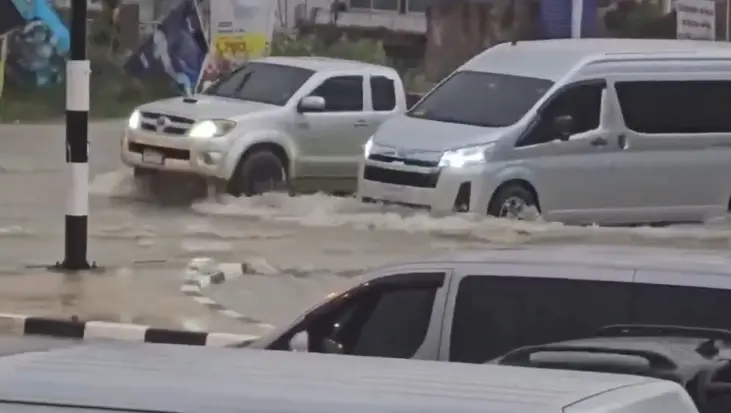 ฝนถล่มปลวกแดงครึ่งชม. น้ำท่วมถนนระบายไม่ทัน กระทบสัญจร 