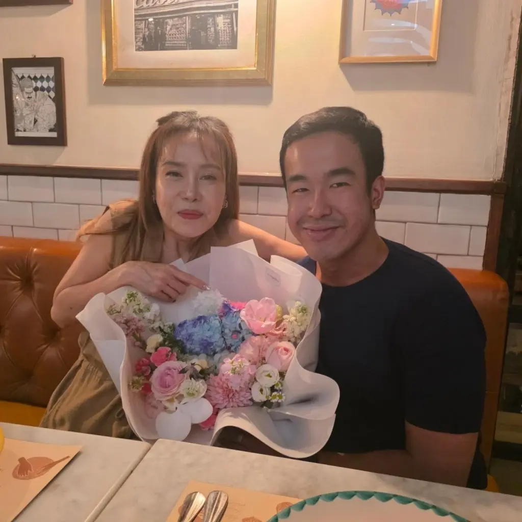 เปิดภาพสุดอบอุ่น ลูกชายชัชชาติ หอบดอกไม้ไหว้คุณแม่ในวันแม่ 