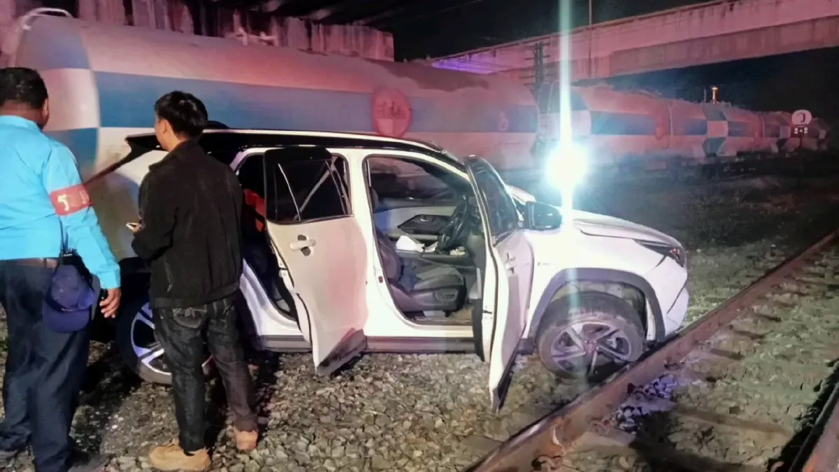 GPS พาย้อนศร! เก๋งโดนรถไฟเฉี่ยวคร่อมราง รอดตายหวุดหวิด