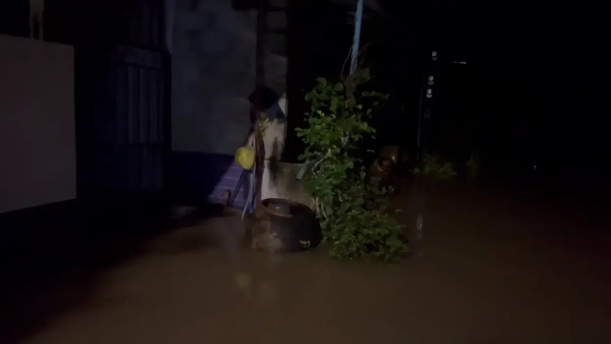 น้ำป่าทะลักท่วมบ่อไร่จม 1 เมตร เจ้าหน้าที่ลุยช่วยยกของหนี