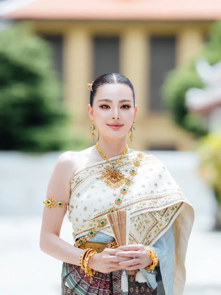 กลิ่นวิวาห์ลอยมา ดิว อริสรา สวมชุดไทยสง่างาม แฟนๆ แห่ลุ้นข่าวใหญ่