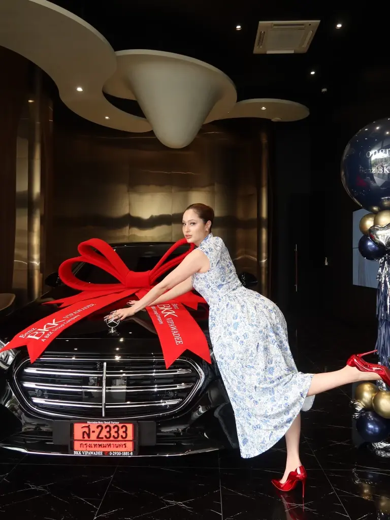 ยินดี ขวัญ อุษามณี ถอยรถหรูป้ายแดง แฟนๆ แห่ชมเลขทะเบียนสวย