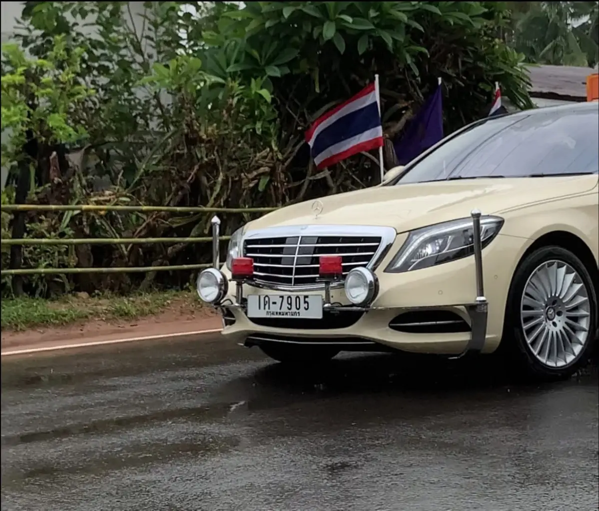 แห่ถามเลขบ้าน รถยนต์พระที่นั่งจอดบ้านปชช. รู้พระองค์ไหนยิ่งเป็นมงคล