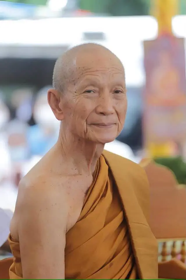 เปิดภาพโลงแก้ว "หลวงปู่จื่อ" ก่อนสะดุดตาเลขบนกระดาษที่แปะมา