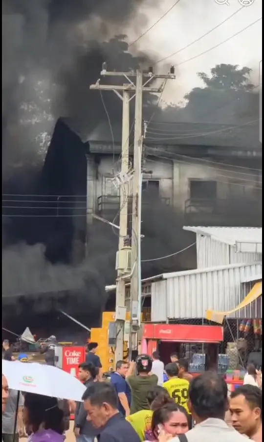 เกิดเหตุ ไฟไหม้โกดังจีน ตลาดหลัก 3 เมืองท่าแขก ลามบ้านใกล้เคียง 