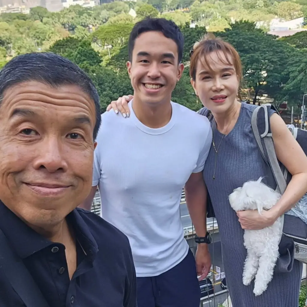 เปิดภาพสุดอบอุ่น ลูกชายชัชชาติ หอบดอกไม้ไหว้คุณแม่ในวันแม่ 