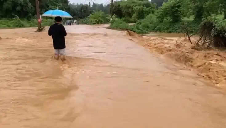 ฝนถล่มศรีสัชนาลัยจม 5 ตำบล น้ำป่าทะลักซัด 320 ครัวเรือน 