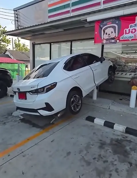 หลุดโฟกัส สาวขับเก๋งป้ายแดงพุ่งร้านสะดวกซื้อ แต่คนแห่ซูมทะเบียน