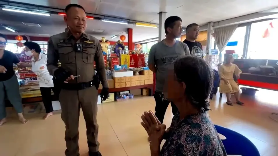 รวบคุณยายวัย 69 ฉกเงินวัดสมานฯ ค้นกระเป๋าอึ้งพบบัตรประชาชนเพียบ!