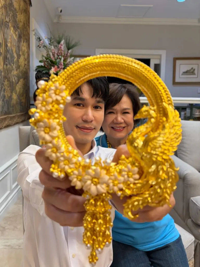 พีท กันตพร โพสต์ภาพกราบคุณแม่วันแม่ 2569 มอบพวงมาลัยทองคำแท้  